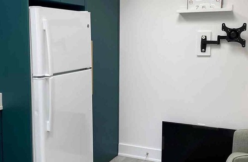 East Hill Apartment | Royal Hideaway - Monthly Stays, Executives, and Military! Summer Deals!