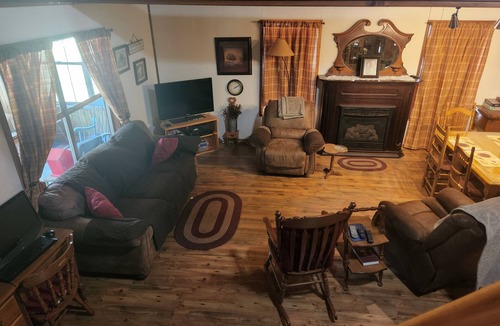Broaddus Cabin | Rustic cabin Broaddus, Tx. 1m to Powell Park Marina Lake Sam Rayburn