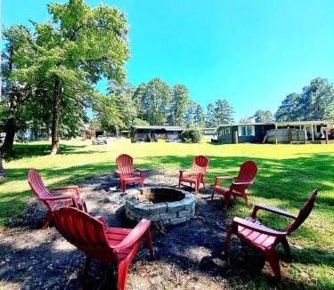 Jefferson House | Rustic Lake Cottage with Fire Pit and Hot-Tub Great for Outdoor Lovers in Texas