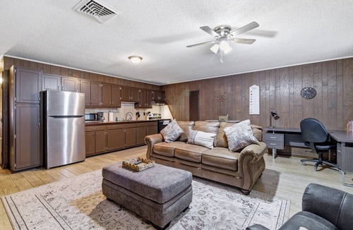 Monroe Apartment | Rustic Retreat/1BR/Near ULM, Airport & Mall