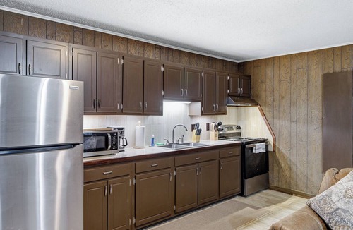 Monroe Apartment | Rustic Retreat/1BR/Near ULM, Airport & Mall