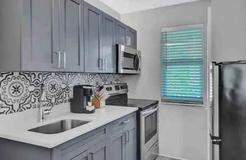 Poinciana Park Apartment | Rustic Retreat | Pool, Parking & Las Olas
