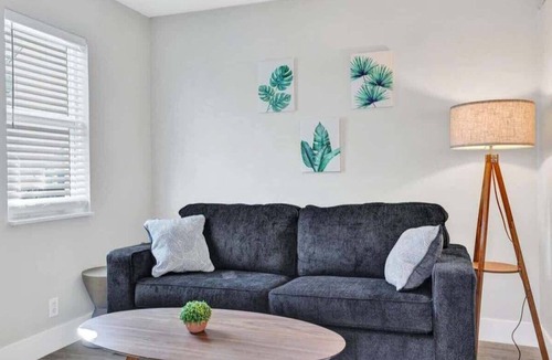 Poinciana Park Apartment | Rustic Retreat | Pool, Parking & Las Olas