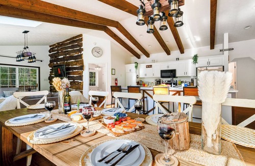 Mount Jackson Ski Chalet | Rustic Wooded Getaway: Spacious, HotTub&GameRoom