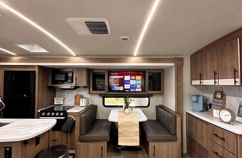 River Ranch House | RV in River Ranch, fully equipped, WiFi, Fire pit, outdoor games