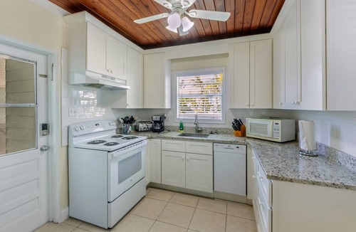 Anna Maria Cottage | Sand Dollar Cottage - Vintage - updated - flip flop walk to best Gulf Beaches