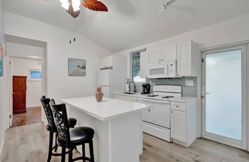 Sailboat Bend Apartment | Sapodilla Tropical Oasis 2BR Cottage w/Pool