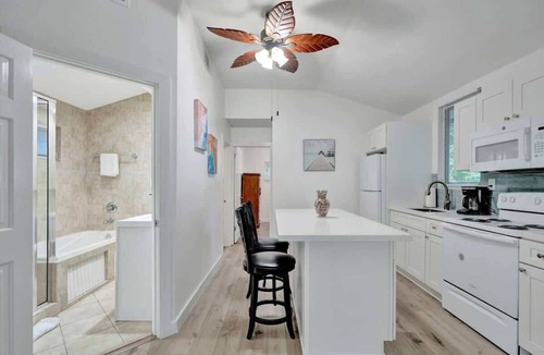 Sailboat Bend Apartment | Sapodilla Tropical Oasis 2BR Cottage w/Pool