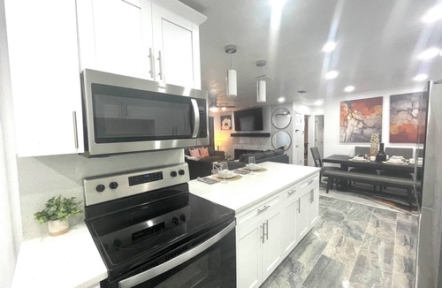 Seminole House | SAUNA! HUGE HOT TUB HEATED POOL UPDATED HOME 3 mileto beach 3BD 2BA 3 KING BEDS!