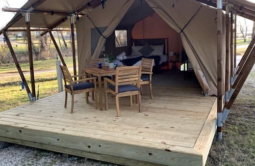 Onalaska RV Rental | Scenic Glamping Home with Lakeside Marina Access Near Lake Livingston in Point Blank, Texas