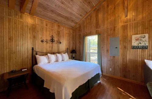Zwolle House | Scenic Waterfront Cabin with Covered Porch Overlooking Private Pond near Zwolle, Louisiana