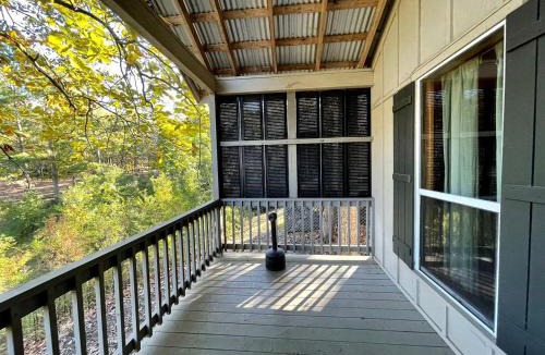 Zwolle House | Scenic Waterfront Cabin with Covered Porch Overlooking Private Pond near Zwolle, Louisiana