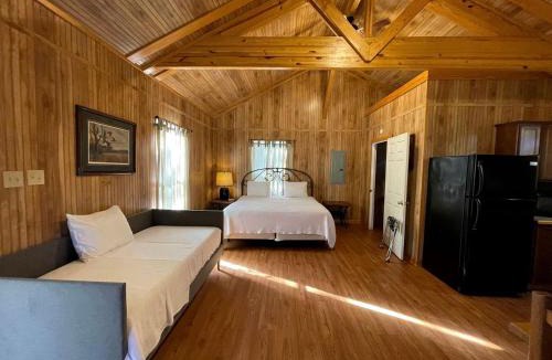 Zwolle House | Scenic Waterfront Cabin with Private Pond and Outdoor Amenities near Zwolle, Louisiana