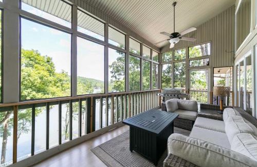 Jones Mills Villa | Screened-In Porch w/Views: Hot Springs Getaway!