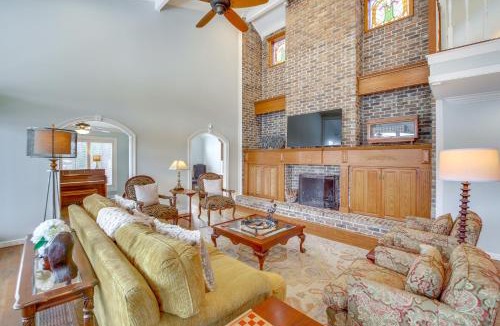 Jones Mills Villa | Screened-In Porch w/Views: Hot Springs Getaway!