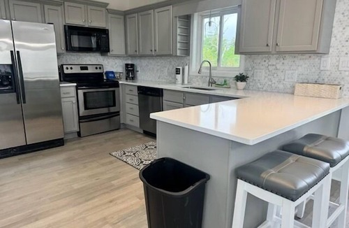 Shoreline Park House | Sea Level BSL 3BR 3BA Waterfront