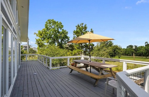 Shoreline Park House | Sea Level BSL 3BR 3BA Waterfront