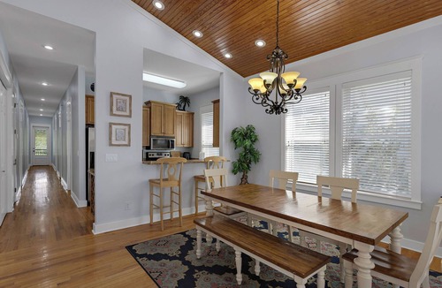 Treetop House | SEA-REST! Relaxed 5br 4ba home close to the beach! SNOWBIRD RATES!