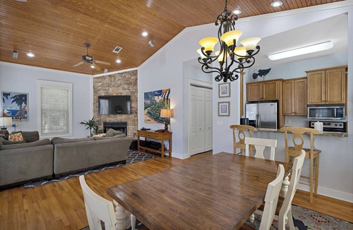 Treetop House | SEA-REST! Relaxed 5br 4ba home close to the beach! SNOWBIRD RATES!