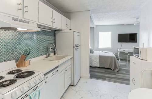 Laguna Beach Estates Condo | Seabreeze Suites Unit C | Pet Friendly!