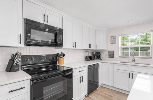 Bahama Beach House | Seahorse Cottage Pet Friendly, walking distance to beach