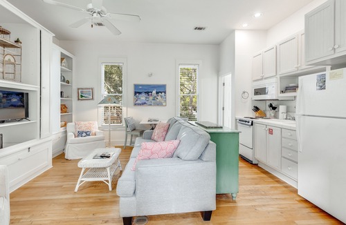 Seaside House | Seaside "Beach Tune" |1BR | 2 Full Baths | Sleeps 4 | King bed | 2 Bikes!