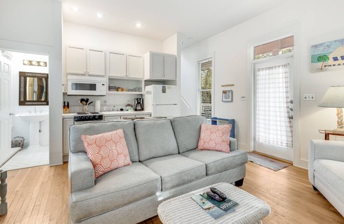 Seaside House | Seaside "Beach Tune" |1BR | 2 Full Baths | Sleeps 4 | King bed | 2 Bikes!