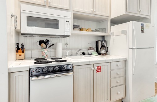 Seaside House | Seaside "Beach Tune" |1BR | 2 Full Baths | Sleeps 4 | King bed | 2 Bikes!