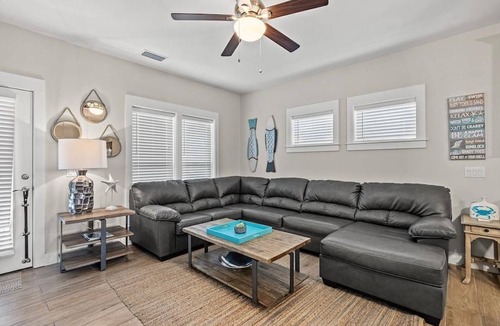 El Centro Beach House | Seaside Elegance: Luxury Retreat w/Golfcart