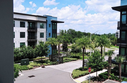 Deerwood Apartment | Seaside Retreat 1BD Lux King in Southeast Jax with Balcony