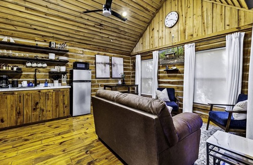 Livingston Cabin | Secluded Cabin Retreat Near Big Thicket & Naskila Casino in Livingston, Texas