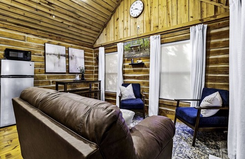 Livingston Cabin | Secluded Cabin Retreat Near Big Thicket & Naskila Casino in Livingston, Texas