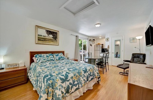 Sarasota Apartment | Secluded Cottage - Private BBQ Deck & Firepit