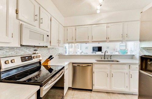 Navarre Beach Condo | Second-floor condo w/beach access, shared outdoor pool & tennis court!