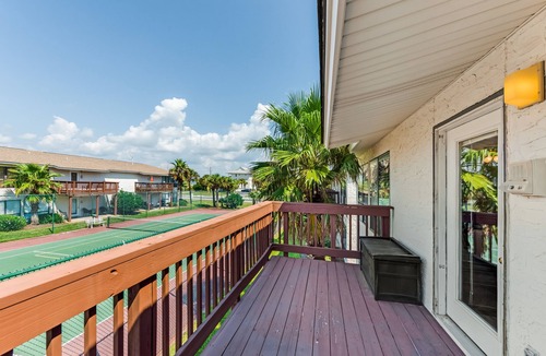 Navarre Beach Condo | Second-floor condo w/beach access, shared outdoor pool & tennis court!