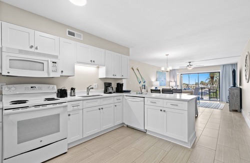 Destin Condo | Second floor condo with pool access, ccean view, WiFi, W/D, and central AC