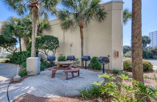 Destin Condo | Second floor condo with pool access, ccean view, WiFi, W/D, and central AC