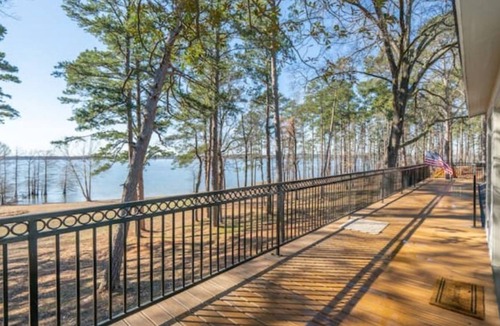 Avinger House | Selah Resort: Lake House with Airstrip