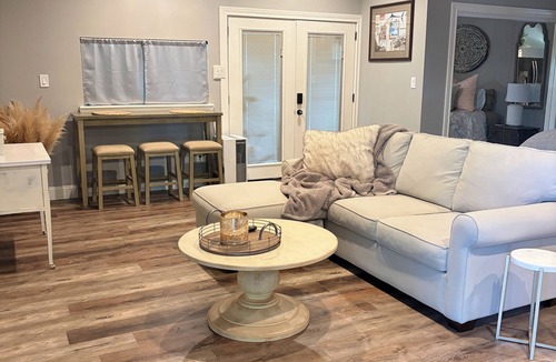 Baytown Cottage | Serene 1-bedroom charming guest house in Baytown on 5 acres
