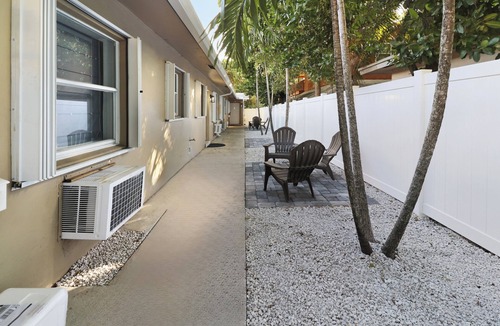 Croissant Park Apartment | Serene 2-bedroom apartment with AC in Fort Lauderdale
