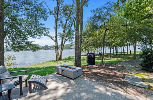 Malakoff Cottage | Serene Lakefront Cottage with Hot Tub, Pool & Private Firepit