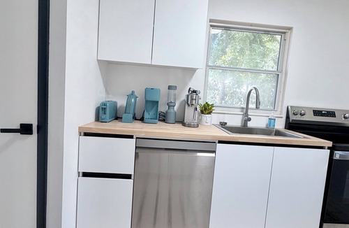 Whitfield House | Serene Modern Luxe king Suite~Minutes To Lido Beach, Downtown, UTC + Siesta Key