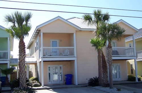 Holiday Beach House | "SERENITY by the SEA", Pool ,short walk to the beach !