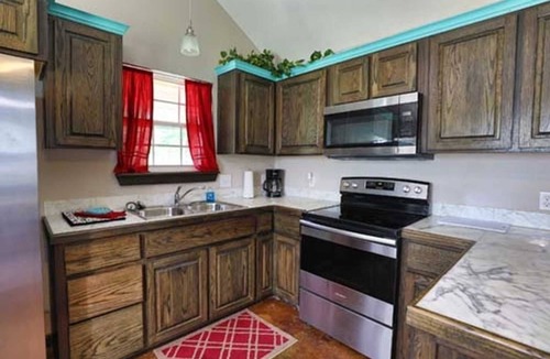 Hugo Cabin | Shady Oaks RV Resort 1 Bedroom Modern Cabin