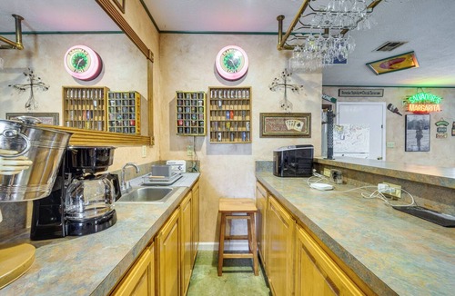 Prien House | Shared BBQ Area & Pool! Cozy Home in Lake Charles