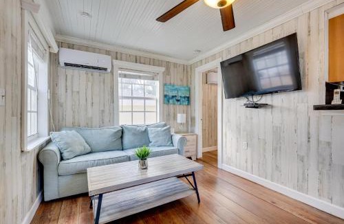Harbordale House | Shared Pool & Backyard: Small & Cozy Guest House
