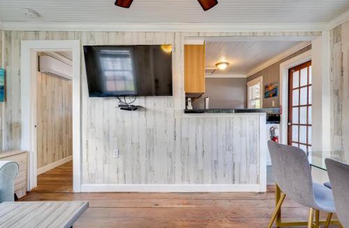 Harbordale House | Shared Pool & Backyard: Small & Cozy Guest House