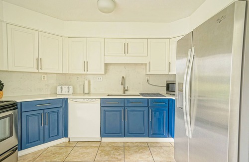 Holiday Isle House | Shoreline Towers Townhome 2~Sleeps 8, Steps to Beach, Pool, Lake Monthly Rates!