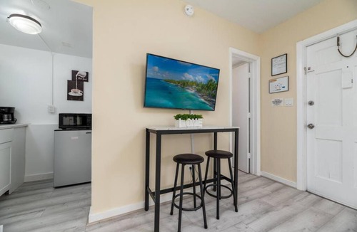 Wilton Manors Apartment | Short Walk to Wilton Drive Apt6