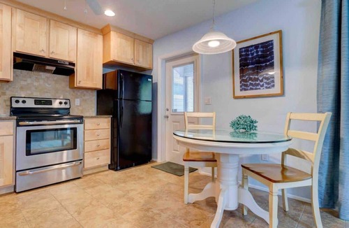 Siesta Key Cottage | Siesta Key Sanctuary -Pool-Kayaks-TikiHut-King bed